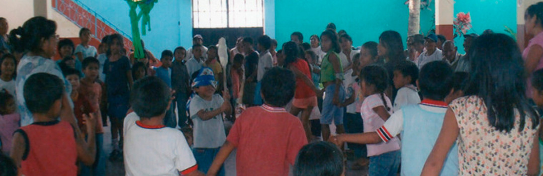 Niños y madres jugando en proyecto contra la desnutrición infantil en Perú