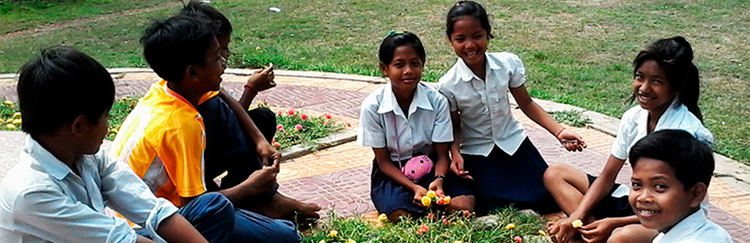 Niños y niñas en proyecto de inclusión educativa en Camboya