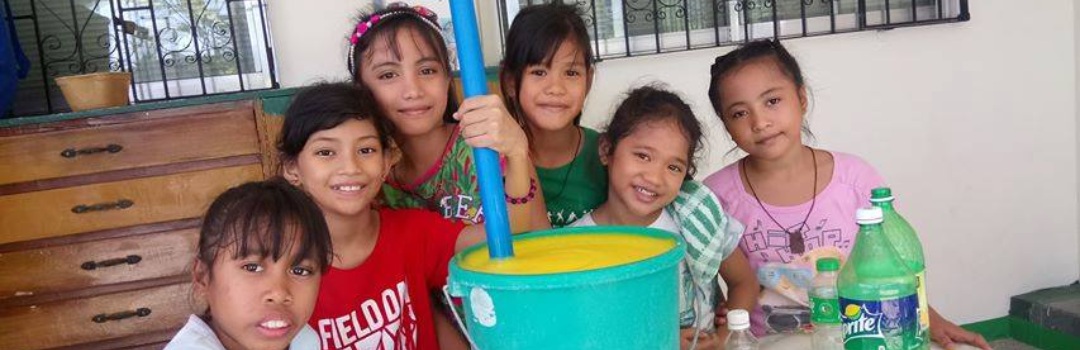 Muchas niñas en orfanato en Manila