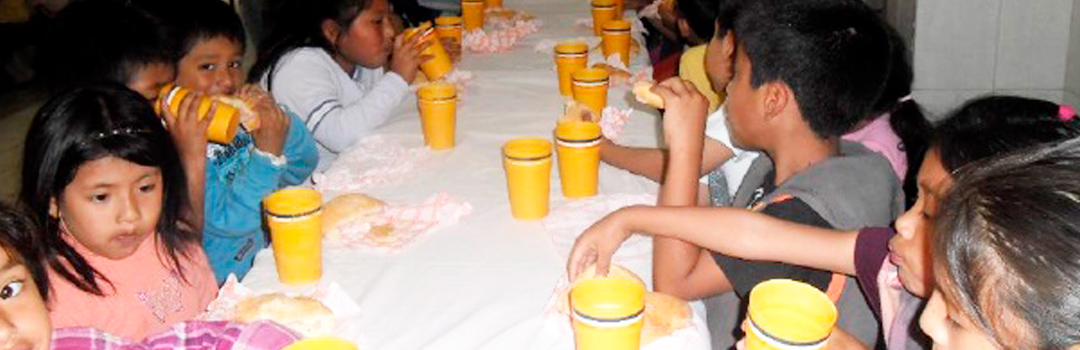 Alimentación infantil. Niños comiendo en comedor social lima