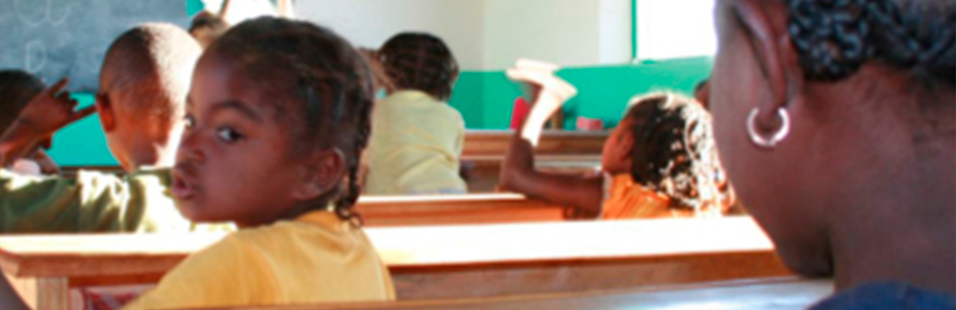 Niñas en la escuela gracias a proyecto de cooperación internacional en Madagascar