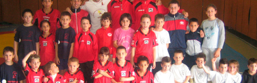Niños con material deportivo en el equipo "La Mina" de Barcelona