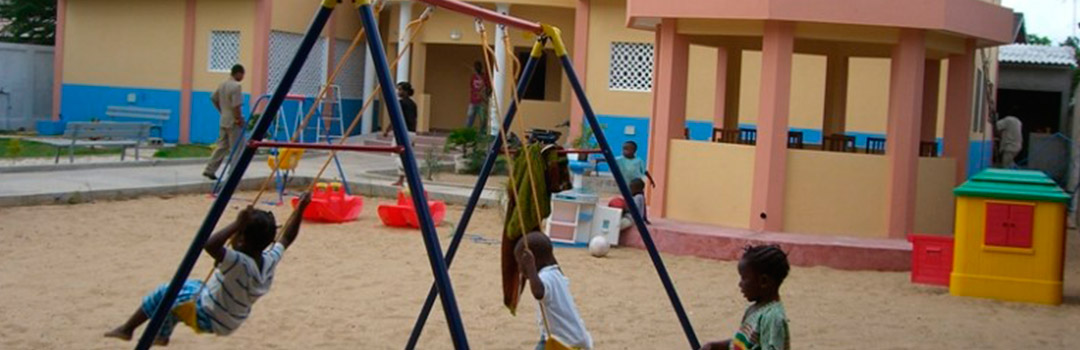 Niños jugando en el centro infantil de Benín