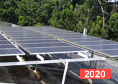 Instalación de paneles solares para producir electricidad en el colegio de Kerala, India.