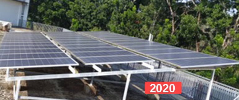 Instalación de paneles solares para producir electricidad en el colegio de Kerala, India.