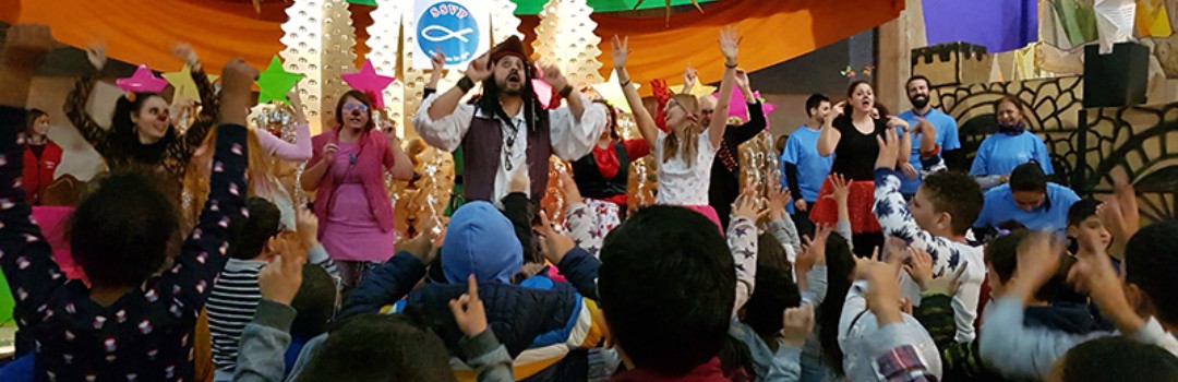 integracion-social-celebracion-fiesta-de-reyes-en-madrid niños en fiesta de reyes para la integración social
