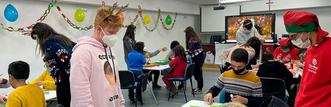 manualidades-ninos-lugo Niños y monitores en aula para la integración social en niños en Lugo, España