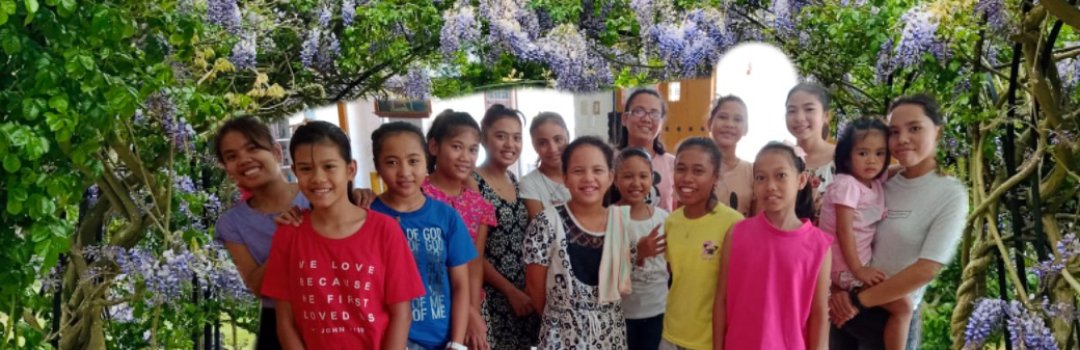 Muchas niñas en orfanato en Manila