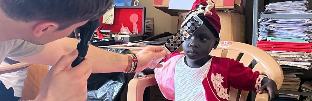 oftalmólogo examinando a niña ayuda sanitaria