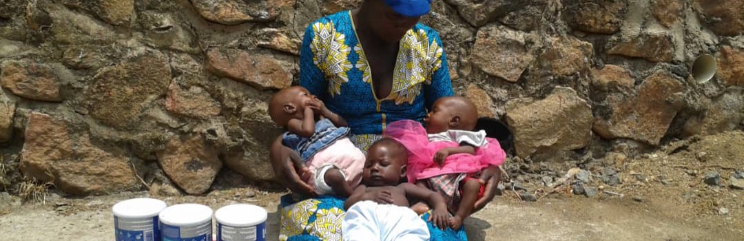 madres con bebés recibiendo leche maternizada en proyecto de nutrición infantil