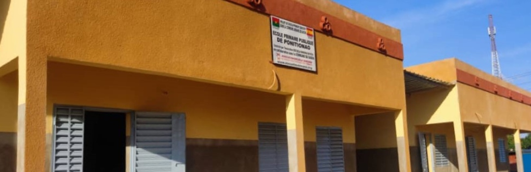 construccion-aula niños y profesores en la entrada de la escuela