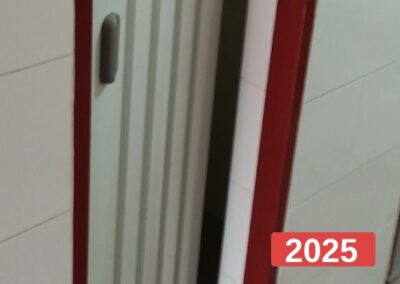Instalación de puertas la unidad sanitaria Escuela María Mediadora (Sabaneta – Colombia)