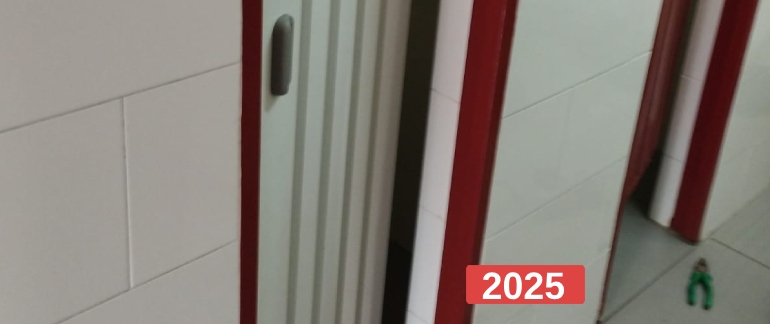 Instalación de puertas la unidad sanitaria Escuela María Mediadora (Sabaneta – Colombia)