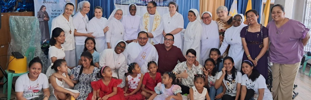 Muchas niñas en orfanato en Manila