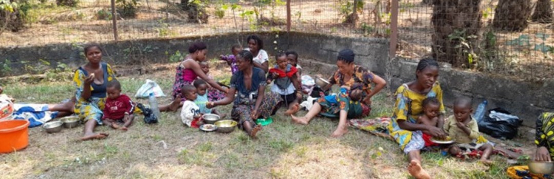 muchos niños pequeños en proyecto de nutrición infantil