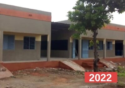 Construcción de un edificio de tres aulas y dos porches para una escuela de primaria 2022