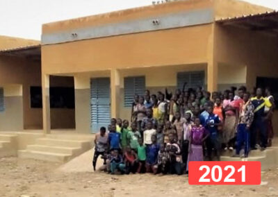 Construcción de un edificio de tres aulas y dos porches para una escuela de primaria 2021
